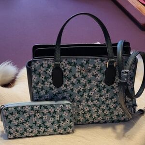Kate spade purse and wallet set, has straps 11.5 x 5 inch great condition.